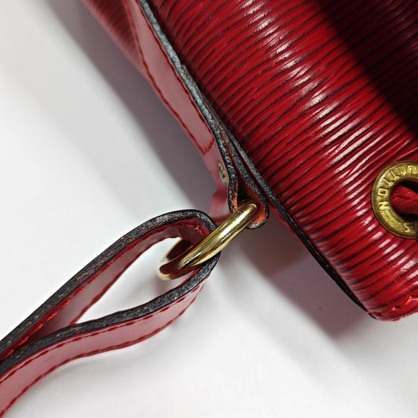 Authenticated pre-owned NÉONOÉ MM Epi Red - Bucket Bag at Looply