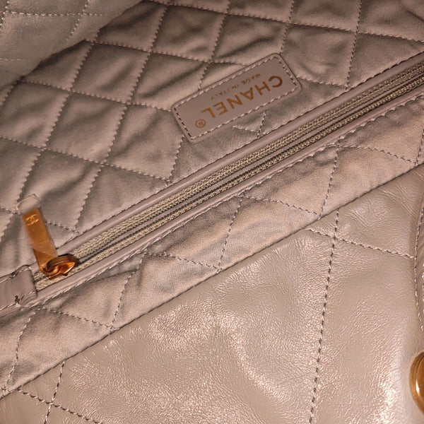 CHANEL 22 Medium Quilted Calfskin Green