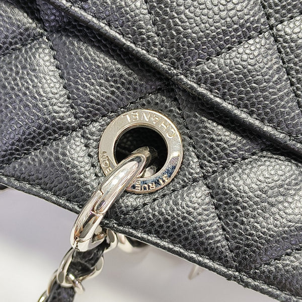 CHANEL GST Grande Piel de Becerro Granulada Acolchada Negra