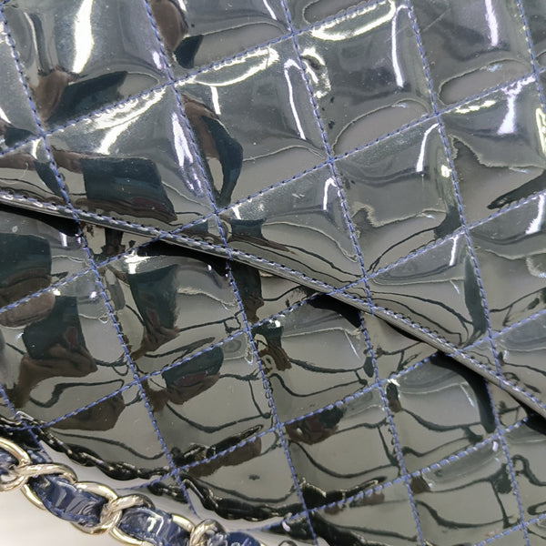 CLASSIC FLAP Jumbo Quilted Patent Leather Blue