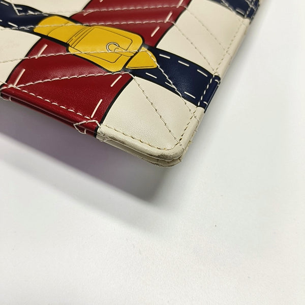 Authenticated pre-owned GG Marmont Quilted Calfskin White - Clutch at Looply