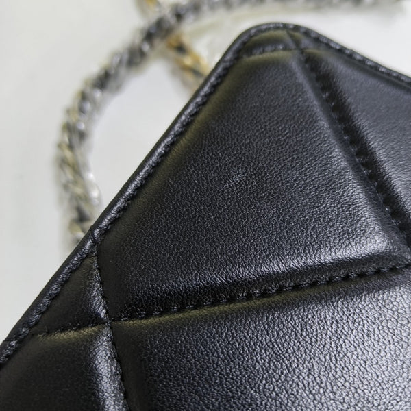 CHANEL 19 WOC Piel de Cordero Acolchada Negra