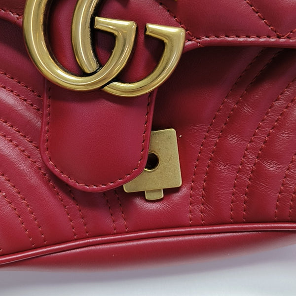 GG Marmont Pequeño Piel Acolchada Roja