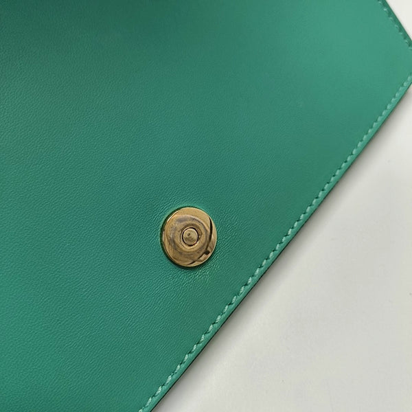 Authenticated pre-owned Rockstud Lambskin Green - Clutch at Looply