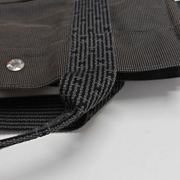 Her Line 31 Canvas Gray