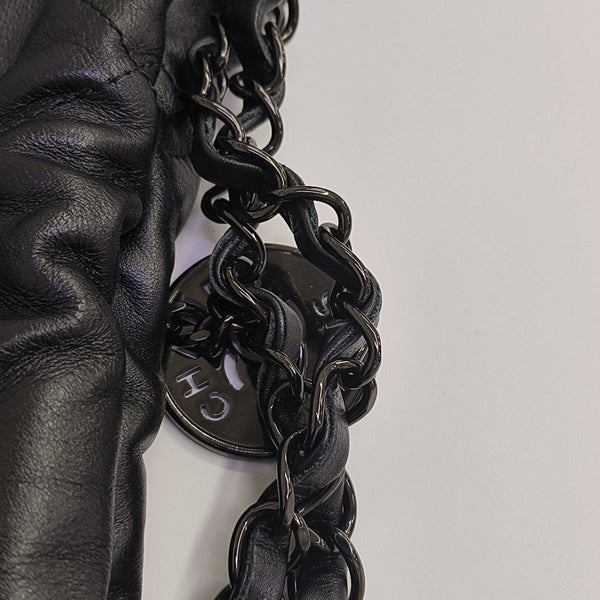CHANEL 22 Medium Quilted Calfskin Black