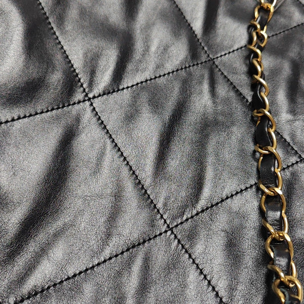 CHANEL 22 Medium Quilted Calfskin Black