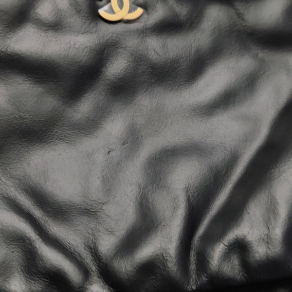 CHANEL 22 Medium Quilted Calfskin Black