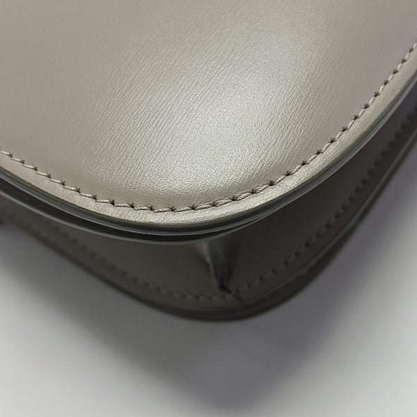 CLASSIC BOX Medium Calfskin Gray
