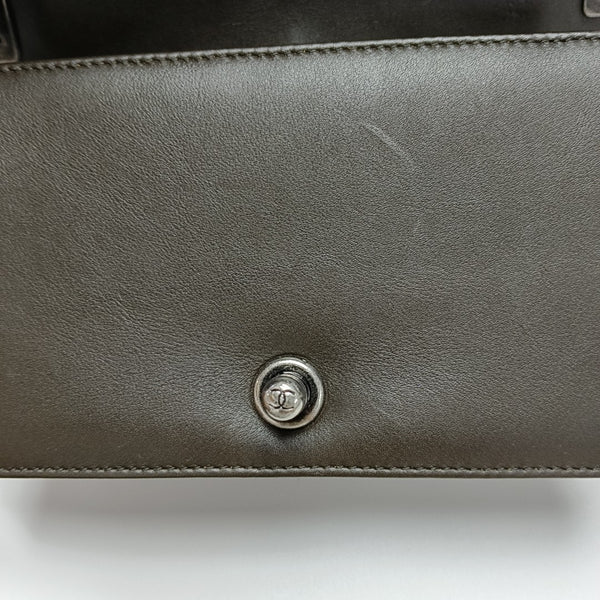 BOY CHANEL Chevron, Piel de becerro acolchada marrón