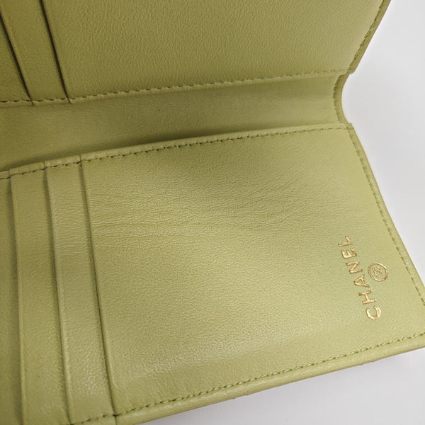 Cartera Clásica con Solapa de Piel de Cordero Acolchada Verde