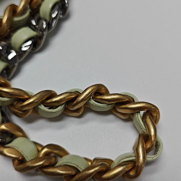 Chanel 19 de piel de cordero acolchada verde