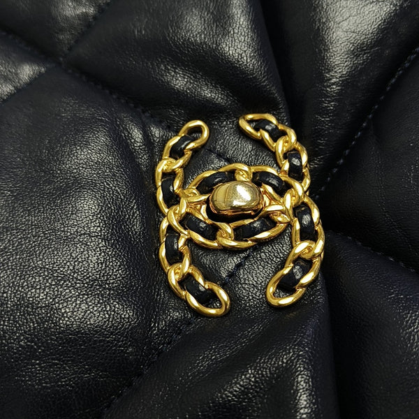 CHANEL 19 Grande de piel de cordero acolchada azul