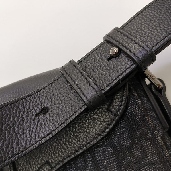 Saddle Small Oblique Canvas Black