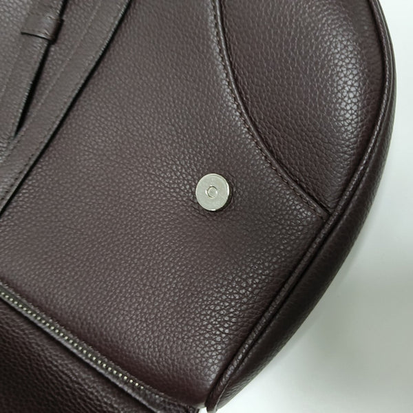 Saddle mediano de piel de ternera marrón