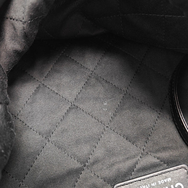 CHANEL 22 Medium Quilted Calfskin Black