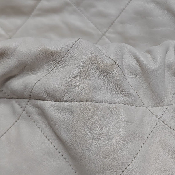 CHANEL 22 Piel de becerro acolchada grande blanca