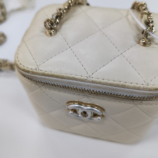 VANITY CASE Mini Quilted Lambskin White