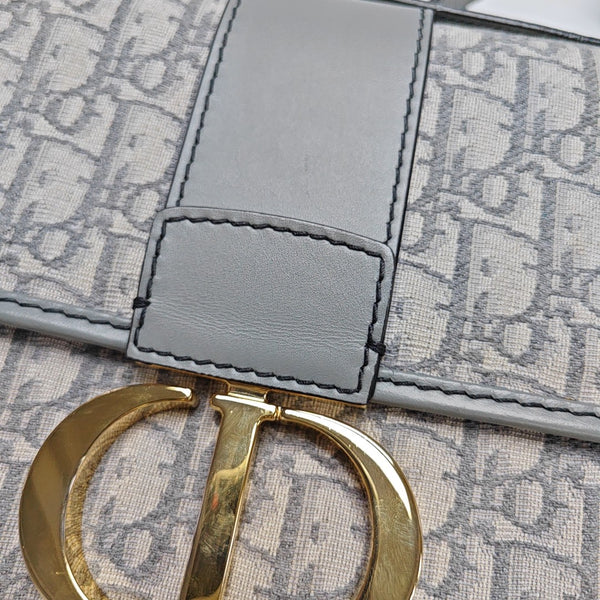 30 Montaigne Oblique Canvas Gray