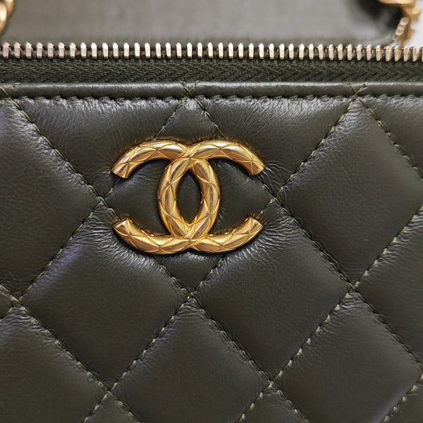 VANITY CASE Small Quilted Lambskin Green