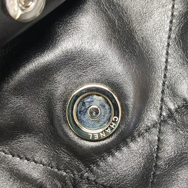 CHANEL 22 Small Quilted Calfskin Black