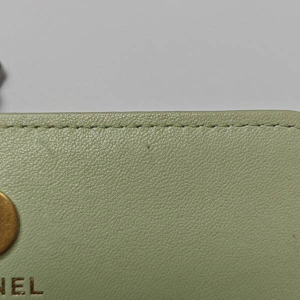 Chanel 19 de piel de cordero acolchada verde