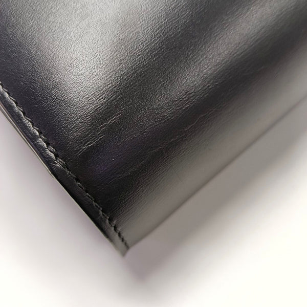 Authenticated pre-owned CLASSIC BOX Medium Calfskin Black - Crossbody Bag at Looply