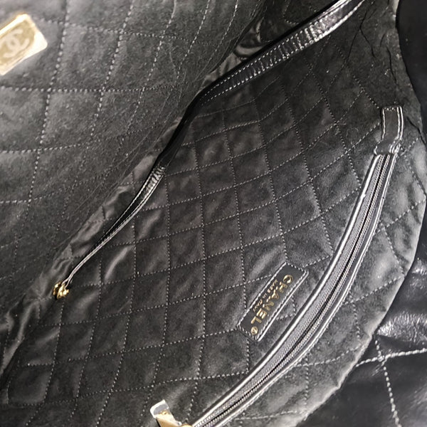CHANEL 22 Medium Quilted Calfskin Black