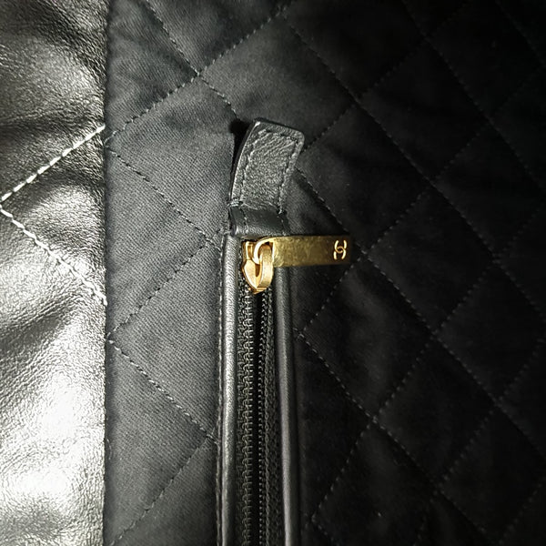 CHANEL 22 Small Quilted Calfskin Black