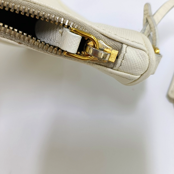Authenticated pre-owned Re-Edition2005 Saffiano Calfskin White - Crossbody Bag at Looply
