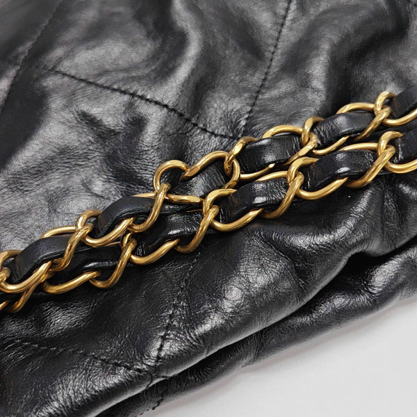 CHANEL 22 Medium Quilted Calfskin Black