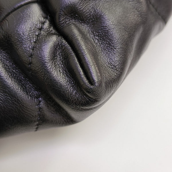 CHANEL 22 Medium Quilted Calfskin Black