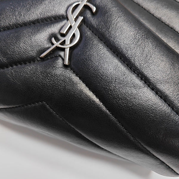 LOULOU Chevron de piel de becerro negra