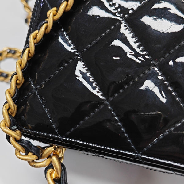 Bolso de hombro de piel de becerro acharolada acolchada negro