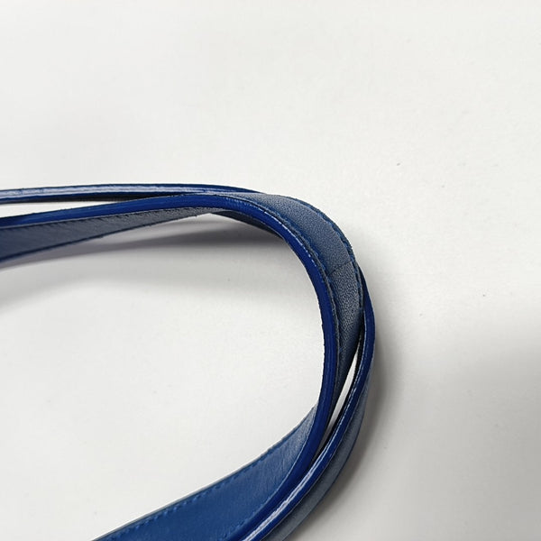 Cesta de piel de cordero azul