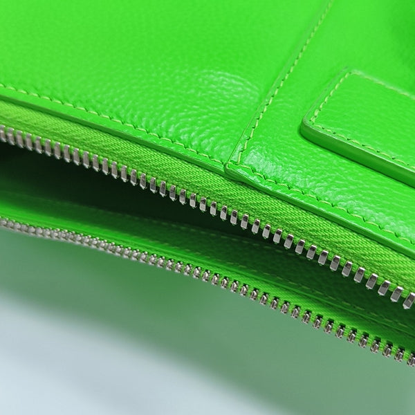 Authenticated pre-owned Hourglass Calfskin Green - Crossbody Bag at Looply