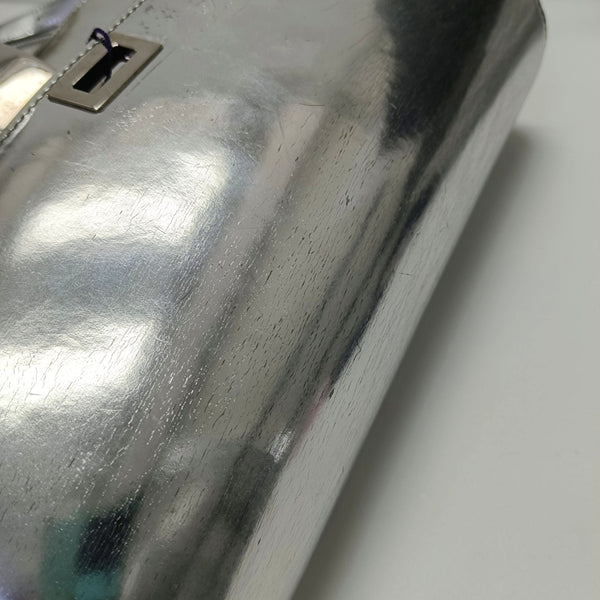 Authenticated pre-owned CLASSIC BOX Medium Calfskin Silver - Shoulder Bag at Looply