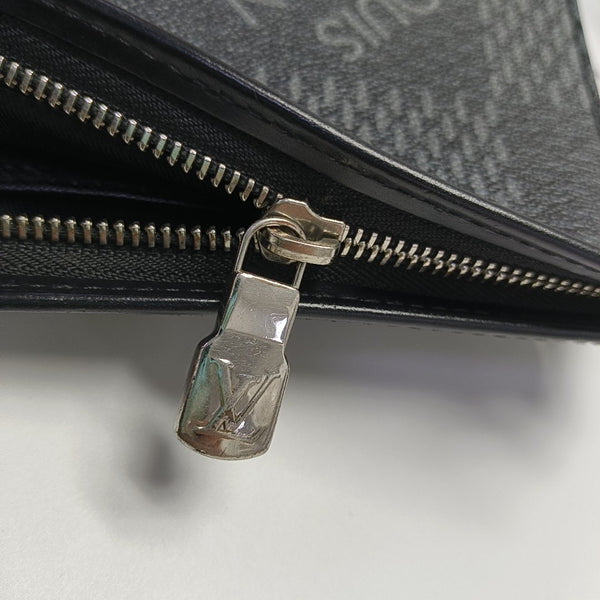 Pochette Voyag MM Damier Graphite Coated Canvas Gray