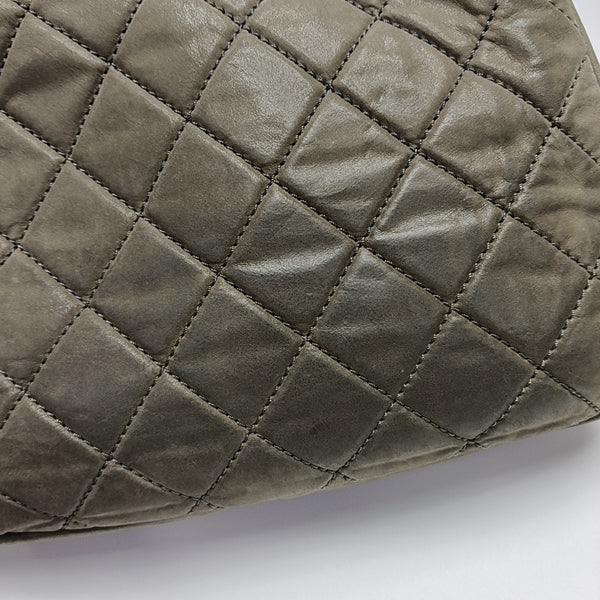 Bolso de Hombro Acolchado de Piel de Becerro Gris