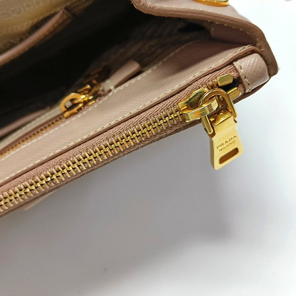 Authenticated pre-owned Galleria Large Saffiano Calfskin Pink - Tote Bag at Looply