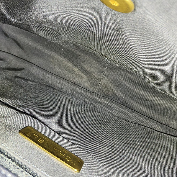 CHANEL 19 Grande de piel de cordero acolchada azul