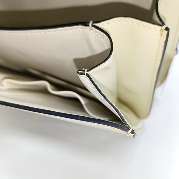 Authenticated pre-owned CLASSIC BOX Medium Calfskin White - Crossbody Bag at Looply