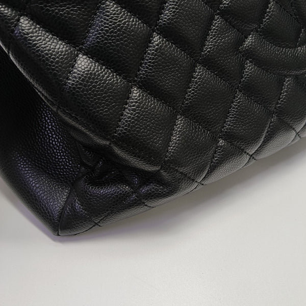 CHANEL GST Extra Grande Piel de Becerro Granulada Acolchada Negra
