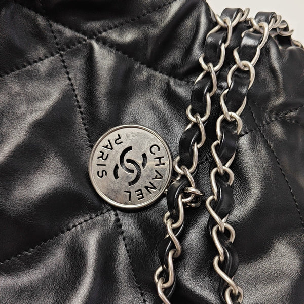 CHANEL 22 Medium Quilted Calfskin Black