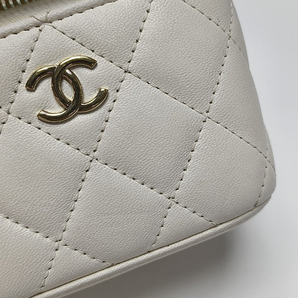 VANITY CASE Small Quilted Lambskin White
