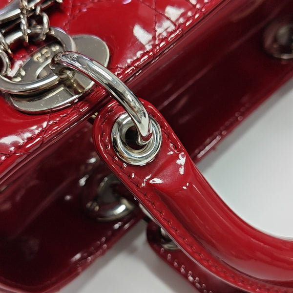 Bolso Lady Dior Mediano de Piel Patentada Acolchada Roja
