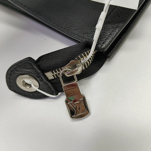 Pochette Voyag MM Calfskin Black