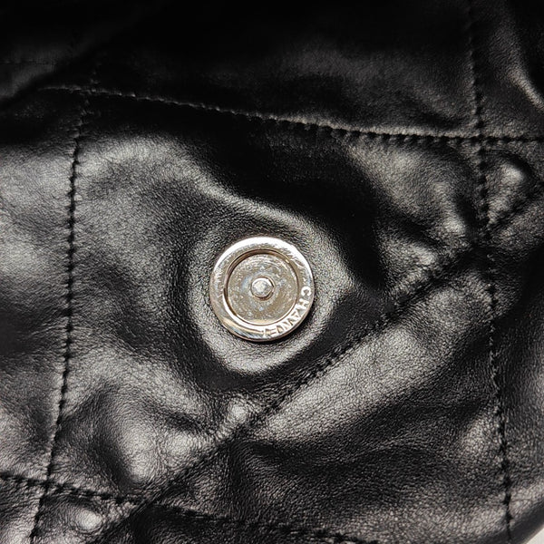 CHANEL 22 Medium Quilted Calfskin Black