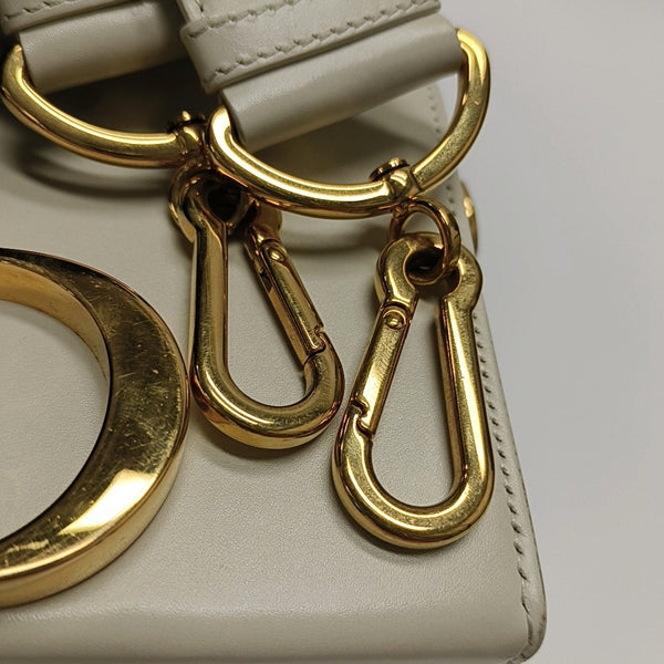 Authenticated pre-owned 30 Montaigne Calfskin White - Shoulder Bag at Looply