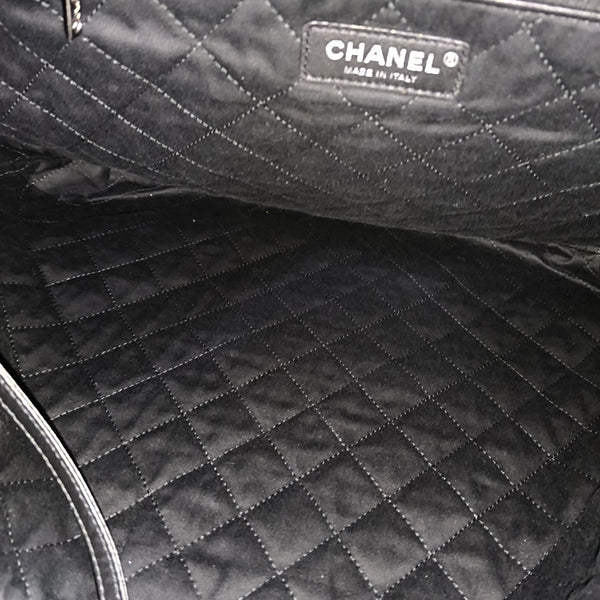 CHANEL 22 Medium Quilted Calfskin Black